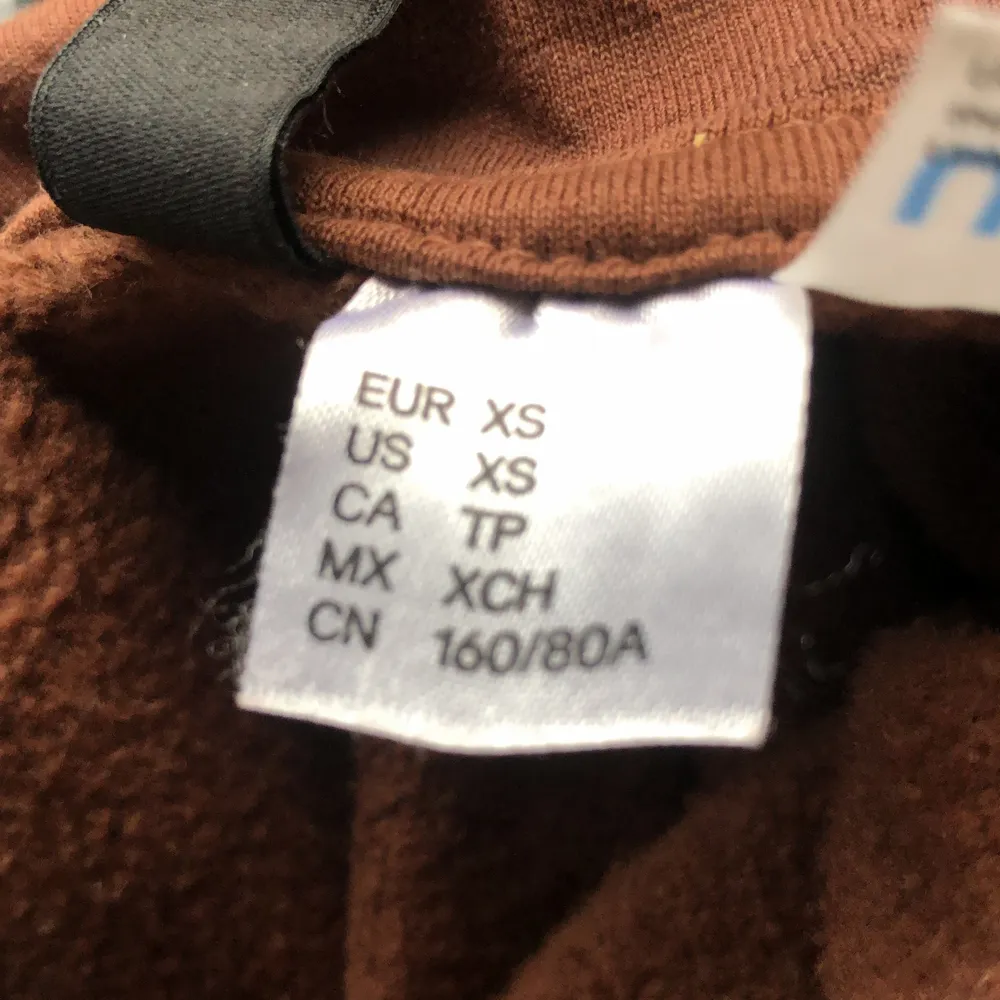 Brun UCLA hoodie, från H&M har använt den kanske 8gånger, den är lite kortare vid magen och köpte den för kanske typ 2 månadersen kommer sänka priset en del än vad den igentigen kosta, säg till vid intresse☺️❤️. Tröjor & Koftor.