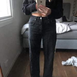 Säljer dessa jeans från NA-KD i sorlek 36! De sitter lite löst på mig som vanligtvis är en 36:a. Men inte så de ramlar ned. De är i super skick! De är ifrån AFJ-kollektionen med nakd. Säljer för 200+79kr frakt. 