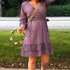 Lila sommarklänning - Så himla fin lila sommarklänning köpt i Köpenhamn, sparsamt använd så den är i bra skick!