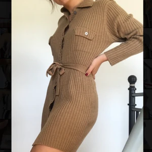 Klänning  - Supergullig klänning som är bekväm och går att röra sig i😍 men kan knäppa upp hela vägen och ha som kofta om man vill eller bara som en klänning🤪