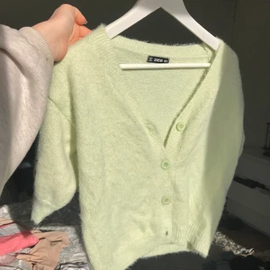 MINT GRÖN kofta💚 - Oanvänd mint grön kofta, Extremt mjuk i materialet och mellan tjock/tunnt material. Perfekt en sommarkväll eller vårkväll med pastell färgen. Anledning till att jag säljer - passade inte min klädstil 💚 SITTER SOM EN S
