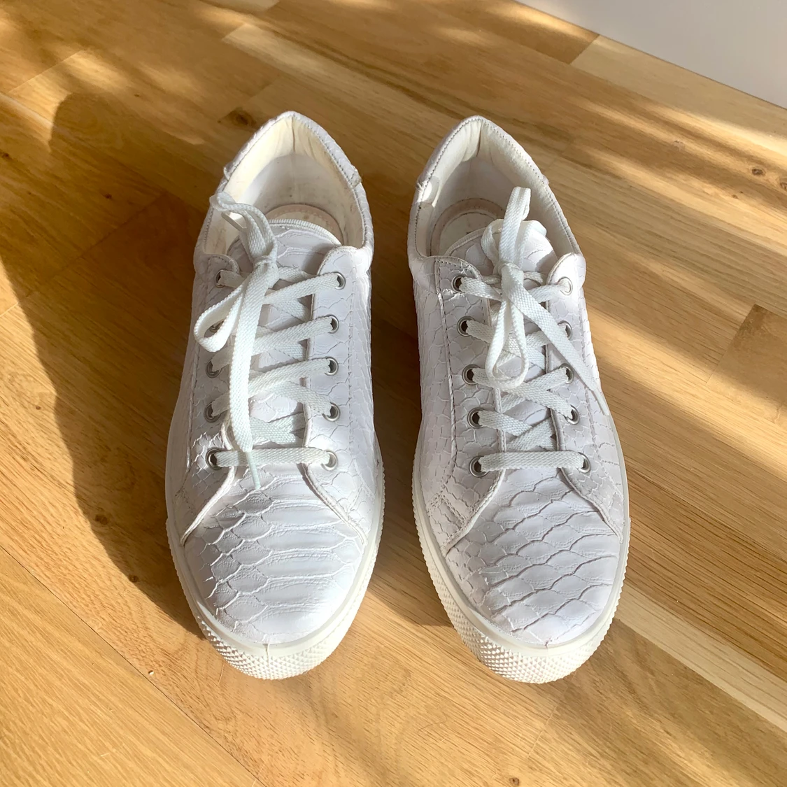 Vita/ljusgrå sneakers/ nyskick/ storlek 40 - 90