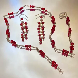 Halsband & örhängen - Tre set med halsband och örhängen, av metall och fina glaspärlor i olika färger❤️ krokarna är av silvertråd, och spännena är försilvrade❤️ frakten ingår i priset❤️                 1 Set: 150kr 2 Set: 250kr 3 Set: 300kr                                                                                 —————————————————————————————           Jag kan göra specialbeställda smycken, det är bara att höra av dig❤️🌟 —————————————————————————————                    Kika gärna in på min profil, säljer en massa olika handgjorda smycken💃🏼 perfekt till dig själv eller i present till någon❣️✨        