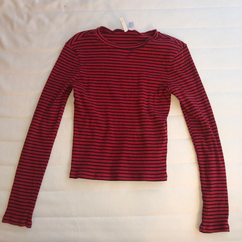 Jättefin och mjuk röd tröja. Materialet är stretchigt och ärmarna är långa i modellen. Den är i gott skick💕. Toppar.