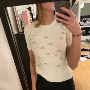 Superfin tröja - En as snygg tröja som ja köpte på en vintage butik, står tyvär ej märke eller storlek, men skulle säga runt xs/s.