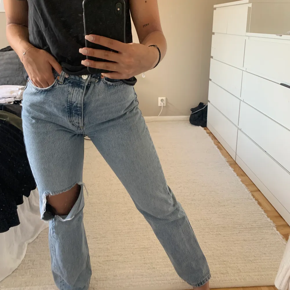 Snygga jeans från Zara med ett hål på vänster knä. Jag är 160 cm lång 💓✨ kan frakta och mötas upp . Jeans & Byxor.