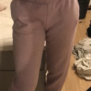 lila mjukisbyxor - lila mjukisbyxor från ginatrico. Storlek: S och de är väldigt sköna! 