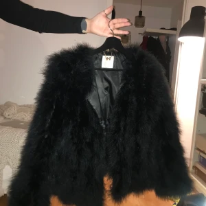 Pello bello jacka - Storlek M, i princip oanvänd. Skönt sidenmaterial på insidan och jävligt fluffigt fluff på utsidan 