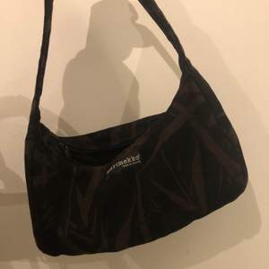 Brun/svart pochetteväska från Marimekko