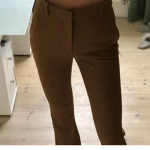 Bruna kostymbyxor  - Ett par jättefina bruna kostymbyxor i bra skick som jag säljer så de inte passade mig. Bilderna är lånade från den förra säljaren. Buda gärna! Startbudet ligger på 150kr utan frakt!📦🚚