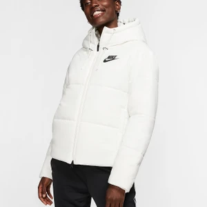 Ny Nike jacka - Säljer min Nike jacka som aldrig kommit till användning då den va för stor. Köpt på jd sports för 1500kr.Pris kan diskuteras och frakten ingår😊betalningen sker via swish!