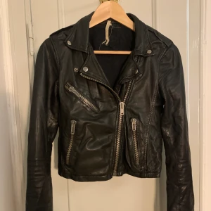 Skinnjacka  - Lite kortare snygg biker skinnjacka från Topshop. (Äkta skinn) 