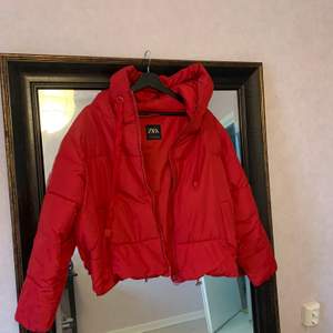 En trendig röd jacka från zara som är köpt förra året, nästan aldrig andvänd, men ena snöret är sönder (bild 3) annars superfint skick💞
