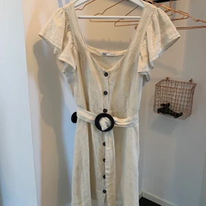 Zara sommarklänning strl S - Snygg och trendig sommarklänning i linne med ett skärp i midjan som går att justera!🥰