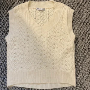 Stickad zara väst - Fin stickad beige zaraväst med pärlor på och är V-ringad!💕🥰 Inte använt alls mycket men säljer för att jag inte passade i den. Köpare betalar för frakt, strl S (I affär kostade den 299kr) Budgivningen avslutas tisdag 31 mars kl 16💗💗 Senaste bud:100kr+frakt.