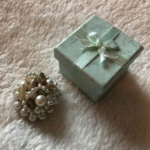 Vintagebrosch - Gammeldags brosch med olika pärlor köpt på en vintagebutik.🤍 Aldrig använd. Perfekt att ha på en blus, jacka eller väska! Köparen står för frakten!✨