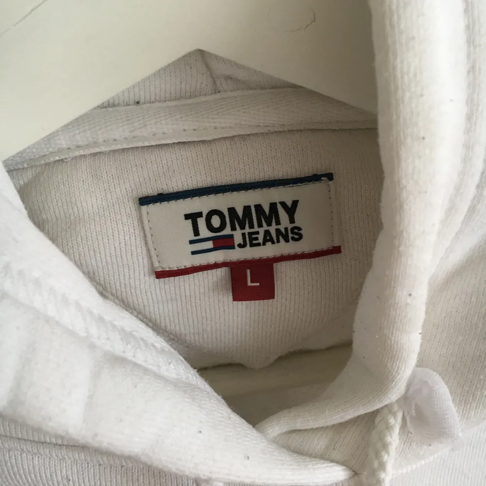 Croppad Tommy Hilfiger hoodie storlek large och köpt av Lisa Anckarman. Tröjan är i fint skick och säljs då den inte används. Tröjan är liten i storleken så skulle passa small-medium för en oversize känsla. Köparen står för frakt.. Hoodies.