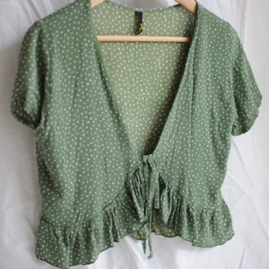 Prickig topp  - Söt, prickig, oanvänd topp. Säljes pga kommer inte till användning. Storlek xs/s.