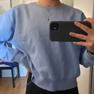 Ljusblå sweatshirt - Sweatshirt köpt från ASOS men som inte kommer till användning längre. Jättefin ljusblå färg!!