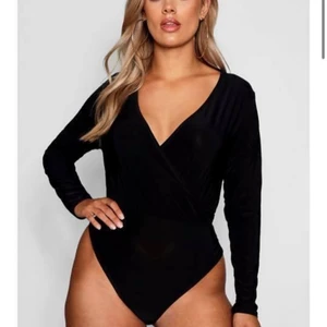 Body - Svart body, storlek 44 inte exakt den modellen från bilden utan det är en vanlig svart V ringad body. Säljs för 70kr exklusive frakt, kan mötas upp i stockholm 