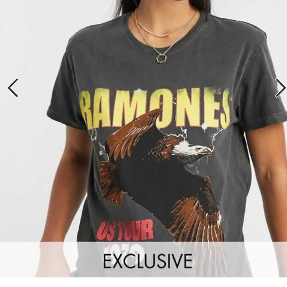 Säljer en cool grå ”Ramones”-T-shirt i storlek 34. Aldrig använd. Köparen står för frakt. T-shirts.