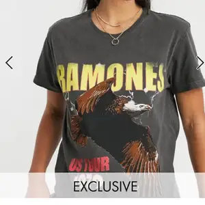 Säljer en cool grå ”Ramones”-T-shirt i storlek 34. Aldrig använd. Köparen står för frakt