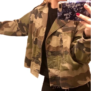 Camouflage jacka - Säljer denna assnygga jacka i camo-mönster. Köpt för 500. Säljer för att den aldrig kommer till användning. Croppad längst ner, passar från ca-m, beroende på hur man vill att den ska sitta (jag är 163)🌟🌸💗 !FRAKT INGÅR INTE I PRISET! 