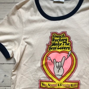 Sandro t-shirt - Helt ny Sandro tisha. Aldrig använd, storlek 0 passar XS/S. Nypris var 900kr, säljer för 400kr plus frakt 💗