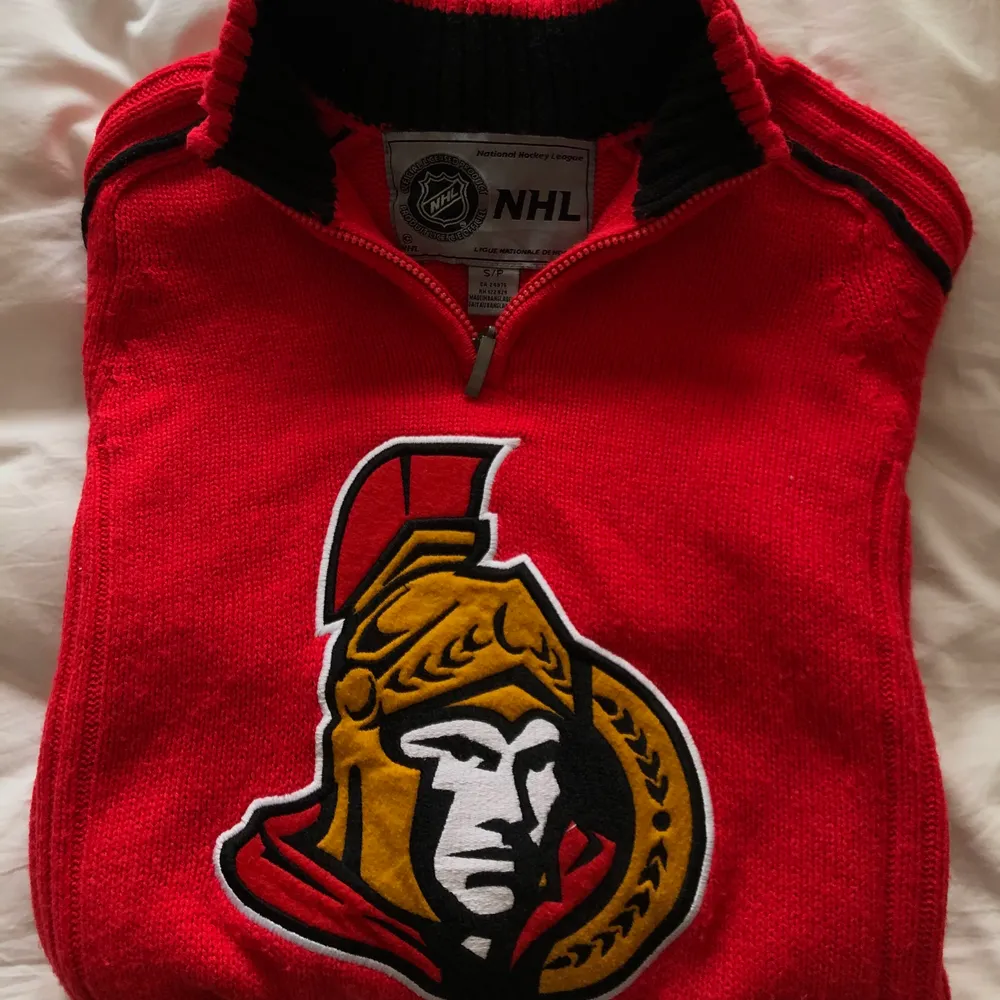 Super fin ”vintage”  fleece med NHL laget Ottawa senators på. Storlek S men passar även mig som oftast har L/XL.  Osäker om jag ska sälja så därför kollar ja om de finns intresse för den❤️. Hoodies.