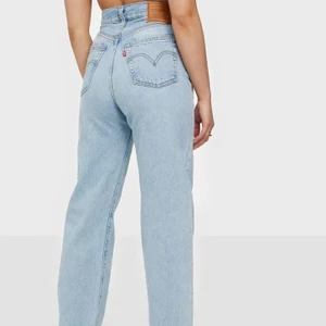 Levis jeans - (Lånade bilder från Nelly) säljer dessa Levis jeans. Superfina och endast använda 1 gång! Jag är ca 165cm och längden är bra på mig. Buda i kommentarerna! BUD: 220 + frakt | JEANSEN FINNS KVAR!!