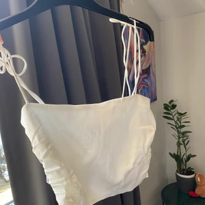 Vit silkes topp från Zara, storlek XS - Helt ny, aldrig använd. Säljer för att den var för liten tyvärr.