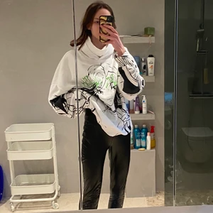 Svarta ”läder” byxor - Svarta byxor i imitations läder. Materialet är även lite latex liknande. De är väldigt stretchiga och i bra skick. De är i en skinny modell som går in på smalbenen. Kontakta mig gärna om du har fler frågor! Säljs pga garderobrensning🥰 OM ANNONSEN FINNS KVAR SÅ FINNS BYXORNA KVAR