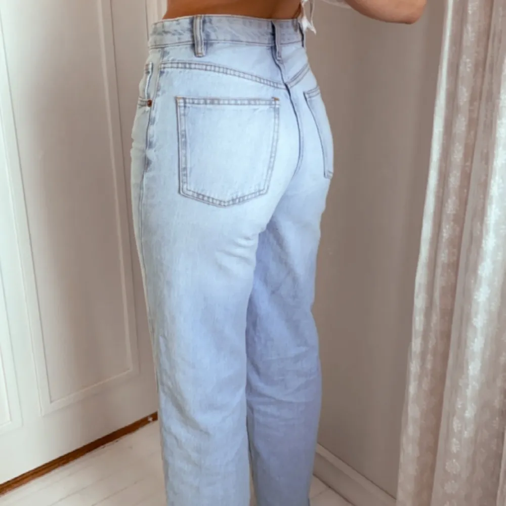 Säljer mina superfina zara jeans full length, dom är knappt använda och säljer för att jag har så många liknande. Jag är runt 174 och dom går ner till marken, går att klippa för er som behöver kortare! 💕🦋. Jeans & Byxor.