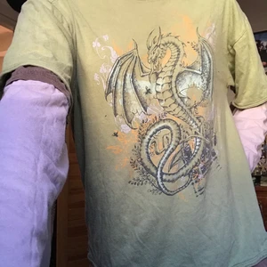 00’s skater tröja - Skitcool 2000 skate tröja med coolt tryck, köpt i San Fransisco 