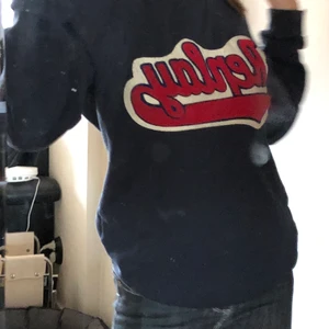 Tröja - ‼️tröjan e såld‼️(Inte tröjan som är smutsig utan spegel). Fin blå tröja/hoodie med tryck på. Köpt secondhand, därför vet inte riktigt storlek med passar XS-M. Pris kan diskuteras!😀 flera intresserade, om alla är seriösa blir det budgivning💕börja buda på 70kr