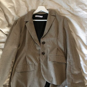 Blazer - Brun/beige blazer från NAKD i storlek 38. Endast använd fåtal gånger. Säljer då den inte kommer till användning. 