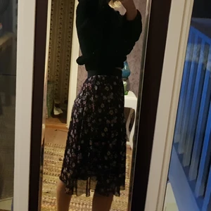 Lång kjol, blomstermönster  - En lång, svart kjol, två lager, märke okänt, knappt använd, S