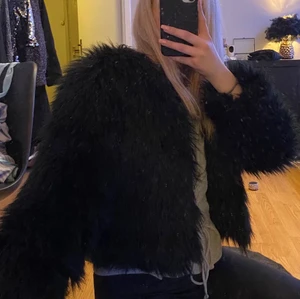 Fake päls jacka  - Lägger upp annonsen igen! Använd en gång! Köparen står för frakten!