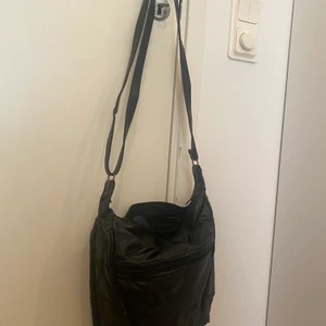 Väska  - Säljer denna super fina väska köpt second hand men aldrig använt.