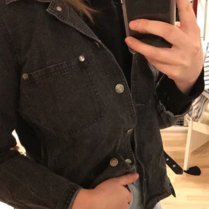 Jeansjacka - Säljer min gråa jenasjacka. Står storlek L men skulle säga att den passar M/S bättre. Har snygga detaljer i metall och en ficka på bröstet🥰