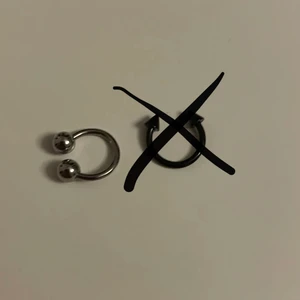 Hästsko piercing smycken - Jag beställde fel storlek på dom så dom va för små till min septum. Dom är 8mm, den svarta har kulor som är 3mm o den andra har 4mm. 10kr styck