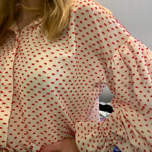 Blus  - Prickig blus, som ni ser finns det även ett ”band” så man kan knyta snyggt runt halsen! Sån fin färgklick o vardagen ! ❤️