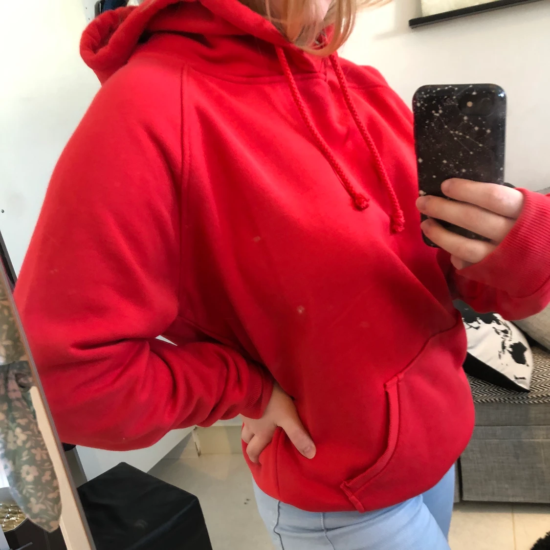 Röd hoddie från Bik Bok i i storlek M - 90