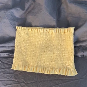 topp - en gul topp från gina tricot som tyvärr är för liten ❤️ säljer för 50 kr i xs