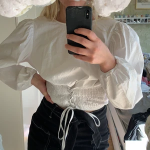 puff sleave blus - Puff sleave blus som är helt ny! Strl M men passar mig bra som vanligtvis har S. Hinner aldrig använda denna så hoppas någon annan har mer användning för den!  Hit me up om du undrar något! Och kika gärna in på mina andra annonser 🌟