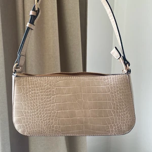 Liten axelväska  - Köpt på Lindex förra våren, superfin men jag har tyvärr ingen användning för just denna längre. Köparen står för frakten🧡