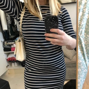 Blåvit klänning från Vero Moda i storlek S - Söt blåvit klänning från Vero Moda i storlek S 💙🤍 säljer för 110kr + eventuell frakt 
