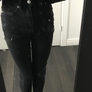 Svarta jeans - Svarta skinny jeans som tyvärr inte kommit till användning. Dom är i storlek xs och har bara använts ca 3 gånger💕