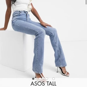 ASOS design tall high rise '70's' - Endast prövade jeans från Asos Tall! Nypris är 439kr, Stl 28/36, jag skulle säga att det motsvarar 36 möjligtvis liten 38😃 Säljes eftersom dem tyvärr är för små. Kan skickas, är dock för tillfället osäker på vad frakten blir, eller möjligtvis mötas upp i Stockholm☺️