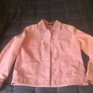En rosa jacka av 100% polyester i storlek L använd ett fåtal gånger 